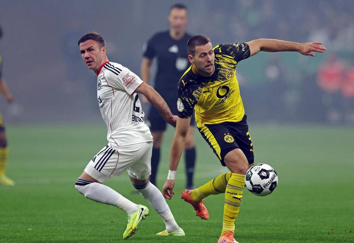 泰山纪念建队32周年，队史5次夺顶级联赛冠军，8次足协杯冠军