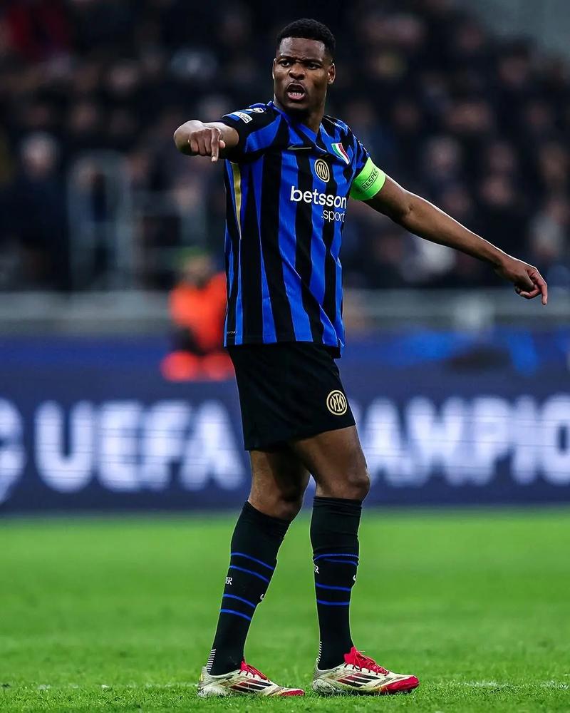 布尼达为何没首发？阿贾克斯主帅：他训练迟到了