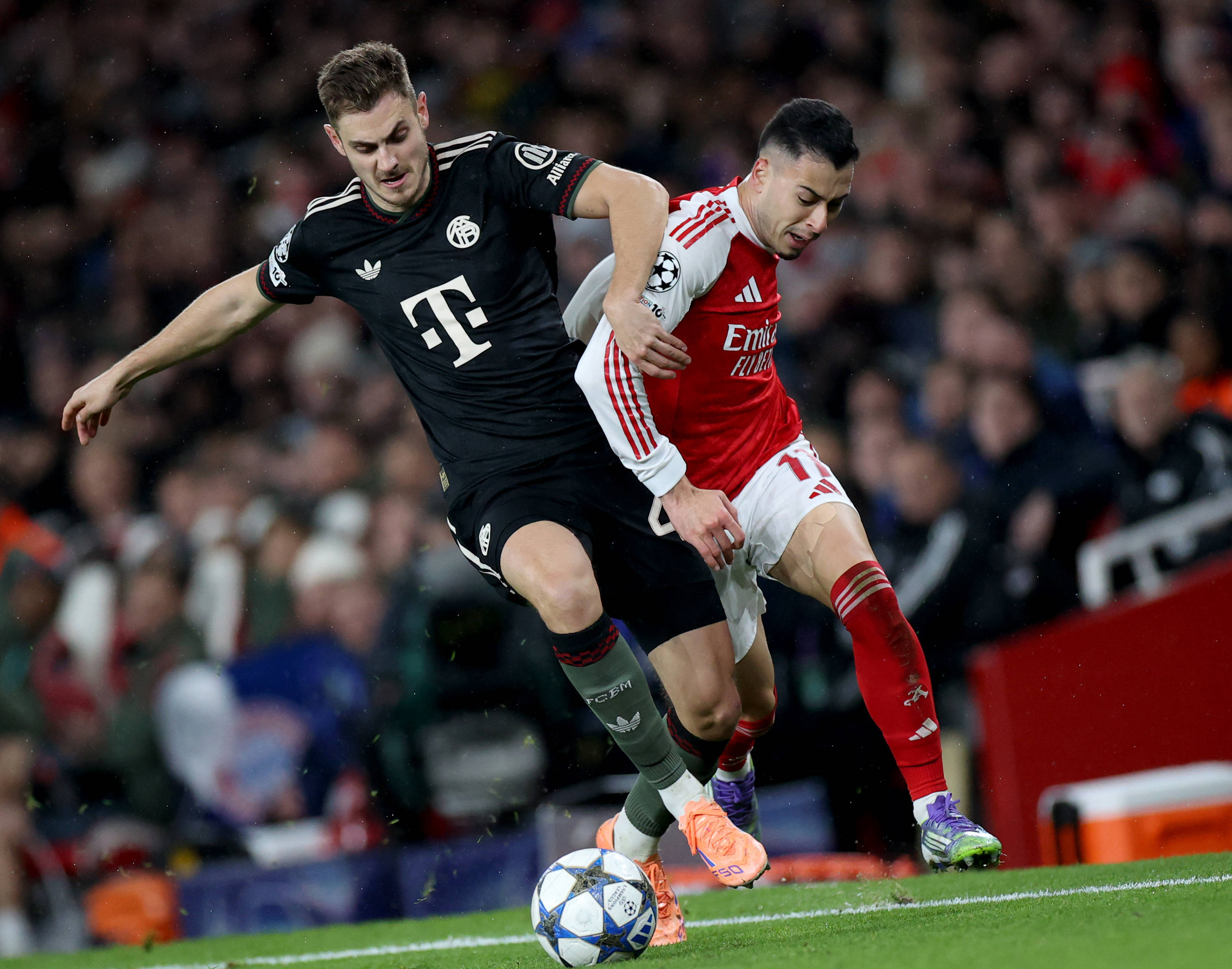 外媒：马拉多纳的宝马i8进行拍卖，起拍价1万欧元