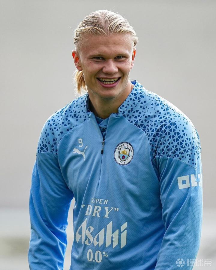 AC米兰1-0登顶意甲！38岁名将却抢走风头，带队12场不败紧追榜首