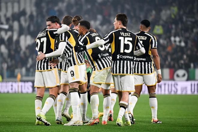 这大坏蛋！海港队庆祝夺冠时，蒋光太扒掉了古斯塔沃的裤子